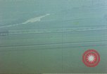 Standbild strafing ein Fahrzeug europäische Theater, 1945, aus Sekunde 41 historischem Filmmaterial Videoclip 65675049802