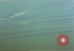 Standbild strafing ein Fahrzeug europäische Theater, 1945, aus Sekunde 42 historischem Filmmaterial Videoclip 65675049802
