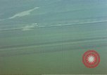 Standbild strafing ein Fahrzeug europäische Theater, 1945, aus Sekunde 43 historischem Filmmaterial Videoclip 65675049802