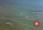 Standbild strafing ein Fahrzeug europäische Theater, 1945, aus Sekunde 49 historischem Filmmaterial Videoclip 65675049802