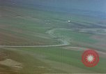 Standbild strafing ein Fahrzeug europäische Theater, 1945, aus Sekunde 50 historischem Filmmaterial Videoclip 65675049802