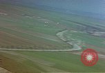 Standbild strafing ein Fahrzeug europäische Theater, 1945, aus Sekunde 51 historischem Filmmaterial Videoclip 65675049802