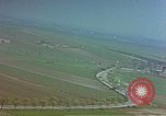 Standbild strafing ein Fahrzeug europäische Theater, 1945, aus Sekunde 52 historischem Filmmaterial Videoclip 65675049802