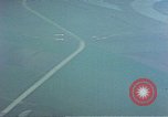 Standbild strafing ein Fahrzeug europäische Theater, 1945, aus Sekunde 54 historischem Filmmaterial Videoclip 65675049802