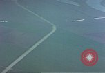 Standbild strafing ein Fahrzeug europäische Theater, 1945, aus Sekunde 55 historischem Filmmaterial Videoclip 65675049802