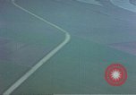 Standbild strafing ein Fahrzeug europäische Theater, 1945, aus Sekunde 56 historischem Filmmaterial Videoclip 65675049802