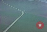 Standbild strafing ein Fahrzeug europäische Theater, 1945, aus Sekunde 57 historischem Filmmaterial Videoclip 65675049802