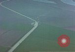 Standbild strafing ein Fahrzeug europäische Theater, 1945, aus Sekunde 58 historischem Filmmaterial Videoclip 65675049802