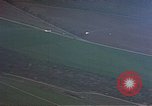 Standbild strafing ein Fahrzeug europäische Theater, 1945, aus Sekunde 61 historischem Filmmaterial Videoclip 65675049802