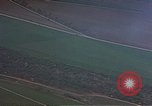 Standbild strafing ein Fahrzeug europäische Theater, 1945, aus Sekunde 62 historischem Filmmaterial Videoclip 65675049802