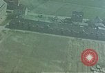 Standbild strafing ein Gebäude europäische Theater, 1945, aus Sekunde 4 historischem Filmmaterial Videoclip 65675049803