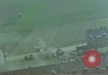 Standbild strafing ein Gebäude europäische Theater, 1945, aus Sekunde 6 historischem Filmmaterial Videoclip 65675049803