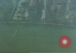 Standbild strafing ein Gebäude europäische Theater, 1945, aus Sekunde 11 historischem Filmmaterial Videoclip 65675049803