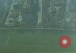 Standbild strafing ein Gebäude europäische Theater, 1945, aus Sekunde 12 historischem Filmmaterial Videoclip 65675049803