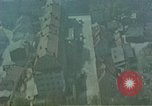 Standbild strafing ein Gebäude europäische Theater, 1945, aus Sekunde 14 historischem Filmmaterial Videoclip 65675049803