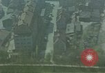 Standbild strafing ein Gebäude europäische Theater, 1945, aus Sekunde 20 historischem Filmmaterial Videoclip 65675049803