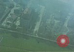 Standbild strafing ein Gebäude europäische Theater, 1945, aus Sekunde 25 historischem Filmmaterial Videoclip 65675049803
