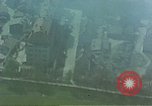Standbild strafing ein Gebäude europäische Theater, 1945, aus Sekunde 26 historischem Filmmaterial Videoclip 65675049803
