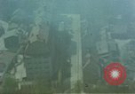 Standbild strafing ein Gebäude europäische Theater, 1945, aus Sekunde 27 historischem Filmmaterial Videoclip 65675049803
