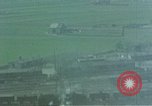 Standbild strafing ein Gebäude europäische Theater, 1945, aus Sekunde 35 historischem Filmmaterial Videoclip 65675049803