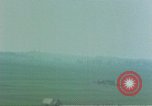 Standbild strafing ein Gebäude europäische Theater, 1945, aus Sekunde 36 historischem Filmmaterial Videoclip 65675049803