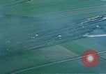 Standbild strafing ein Gebäude europäische Theater, 1945, aus Sekunde 44 historischem Filmmaterial Videoclip 65675049803