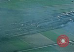 Standbild strafing ein Gebäude europäische Theater, 1945, aus Sekunde 45 historischem Filmmaterial Videoclip 65675049803