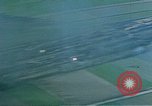 Standbild strafing ein Gebäude europäische Theater, 1945, aus Sekunde 46 historischem Filmmaterial Videoclip 65675049803