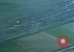 Standbild strafing ein Gebäude europäische Theater, 1945, aus Sekunde 47 historischem Filmmaterial Videoclip 65675049803