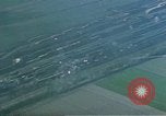 Standbild strafing ein Gebäude europäische Theater, 1945, aus Sekunde 48 historischem Filmmaterial Videoclip 65675049803