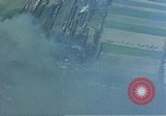 Standbild strafing ein Gebäude europäische Theater, 1945, aus Sekunde 53 historischem Filmmaterial Videoclip 65675049803