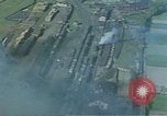Standbild strafing ein Gebäude europäische Theater, 1945, aus Sekunde 57 historischem Filmmaterial Videoclip 65675049803