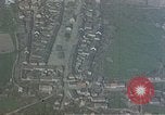 Standbild Amerikanische Flugzeuge Tageslicht Bombe deutsche Stadt Deutschland, 1945, aus Sekunde 8 historischem Filmmaterial Videoclip 65675049809