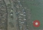 Standbild Amerikanische Flugzeuge Tageslicht Bombe deutsche Stadt Deutschland, 1945, aus Sekunde 14 historischem Filmmaterial Videoclip 65675049809