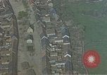 Standbild Amerikanische Flugzeuge Tageslicht Bombe deutsche Stadt Deutschland, 1945, aus Sekunde 15 historischem Filmmaterial Videoclip 65675049809