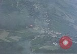Standbild Amerikanische Flugzeuge Tageslicht Bombe deutsche Stadt Deutschland, 1945, aus Sekunde 20 historischem Filmmaterial Videoclip 65675049809