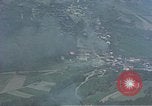 Standbild Amerikanische Flugzeuge Tageslicht Bombe deutsche Stadt Deutschland, 1945, aus Sekunde 22 historischem Filmmaterial Videoclip 65675049809