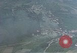 Standbild Amerikanische Flugzeuge Tageslicht Bombe deutsche Stadt Deutschland, 1945, aus Sekunde 24 historischem Filmmaterial Videoclip 65675049809