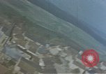 Standbild Amerikanische Flugzeuge Tageslicht Bombe deutsche Stadt Deutschland, 1945, aus Sekunde 29 historischem Filmmaterial Videoclip 65675049809