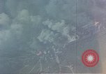 Standbild Amerikanische Flugzeuge Tageslicht Bombe deutsche Stadt Deutschland, 1945, aus Sekunde 31 historischem Filmmaterial Videoclip 65675049809