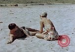 Standbild lt Col Gilbert O Wymond und Fliegern der 65th Fighter Squadron Korsika Frankreich, 1944, aus Sekunde 3 historischem Filmmaterial Videoclip 65675049831