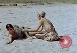 Standbild lt Col Gilbert O Wymond und Fliegern der 65th Fighter Squadron Korsika Frankreich, 1944, aus Sekunde 4 historischem Filmmaterial Videoclip 65675049831