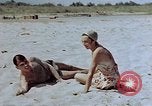 Standbild lt Col Gilbert O Wymond und Fliegern der 65th Fighter Squadron Korsika Frankreich, 1944, aus Sekunde 6 historischem Filmmaterial Videoclip 65675049831