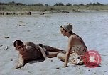 Standbild lt Col Gilbert O Wymond und Fliegern der 65th Fighter Squadron Korsika Frankreich, 1944, aus Sekunde 7 historischem Filmmaterial Videoclip 65675049831