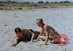 Standbild lt Col Gilbert O Wymond und Fliegern der 65th Fighter Squadron Korsika Frankreich, 1944, aus Sekunde 8 historischem Filmmaterial Videoclip 65675049831