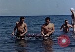 Standbild lt Col Gilbert O Wymond und Fliegern der 65th Fighter Squadron Korsika Frankreich, 1944, aus Sekunde 11 historischem Filmmaterial Videoclip 65675049831