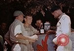 Standbild lt Col Gilbert O Wymond und Fliegern der 65th Fighter Squadron Korsika Frankreich, 1944, aus Sekunde 30 historischem Filmmaterial Videoclip 65675049831