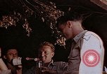 Standbild lt Col Gilbert O Wymond und Fliegern der 65th Fighter Squadron Korsika Frankreich, 1944, aus Sekunde 48 historischem Filmmaterial Videoclip 65675049831