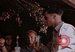 Standbild lt Col Gilbert O Wymond und Fliegern der 65th Fighter Squadron Korsika Frankreich, 1944, aus Sekunde 56 historischem Filmmaterial Videoclip 65675049831