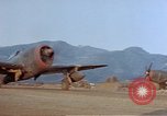 Standbild lt Col Gilbert O Wymond und Fliegern der 65th Fighter Squadron Korsika Frankreich, 1944, aus Sekunde 58 historischem Filmmaterial Videoclip 65675049831